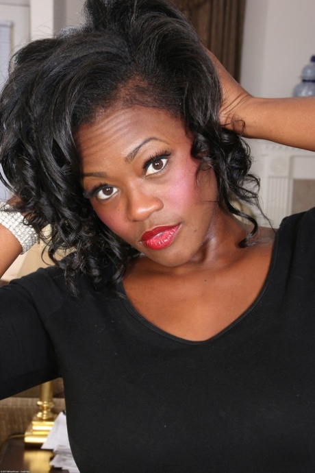 Sexy ebony babe Sunny shows off her juicy tits and her shaved pussy